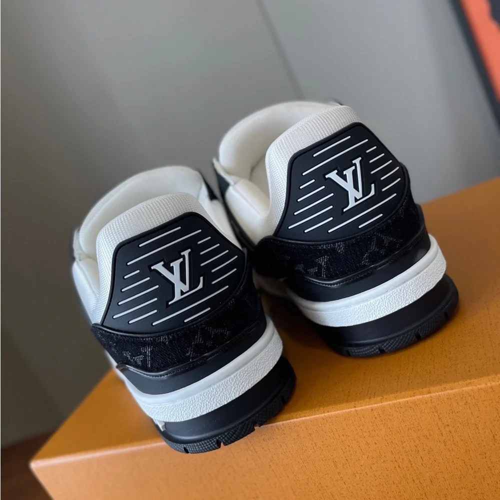 Louis Vuitton Men’s Men Trainer Trainers Sneakers Black White